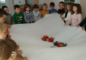 Gry i zabawy muzyczno - ruchowe