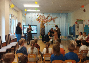 Odbieramy dyplom i nagrodę za udział w warsztatach "Edukacja przez ruch"