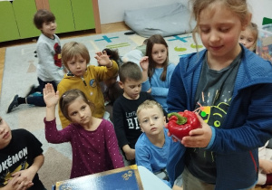 Rozpoznajemy owoce dotykiem