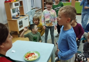 Rozpoznajemy owoce smakiem