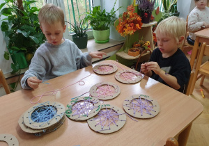 Uczymy się nawlekać igłą - zajęcia manualne