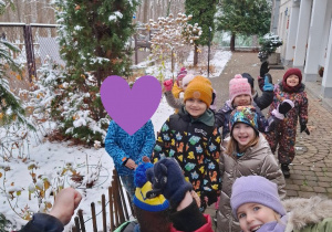 Grupa Dzięcioły gotowa na pierwszy śnieg w ogrodzie