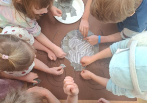 Dzięcioły tworzą wspólnie sensorycznego misia