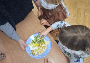 Poznaj dzięki zmysłowi smaku co pysznego jest na talerzu. Zabawy utrwalające zmysły.