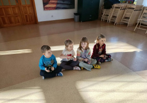 Rozwijanie poczucia rytmu, reakcji na dźwięk podczas zajęć W MDKu