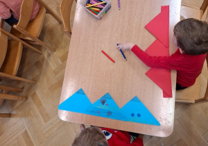 Tworzenie bajecznych koron z kolorowego papieru w Dzień Postaci z Bajek