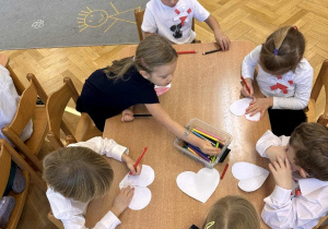 Tworzenie serduszek z okazji obchodów Dnia Niepodległości