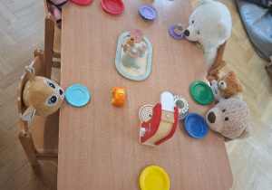 Wspólna herbatka z Misiami w dniu ich święta. Dzięcioły dbają o swoich gości