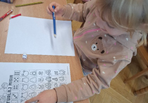 Wyturlaj Misia gra kostką. Ćwiczenie matematyczne połączone z inwencją twórczą