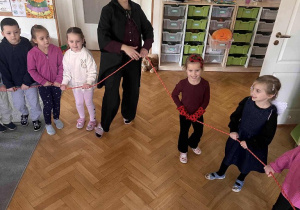 Zabawy w kole w ramach obchodów Dnia Postaci z Bajek