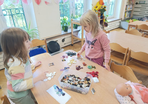 Zabawy z guzikami - przeliczanie i tworzenie zbiorów