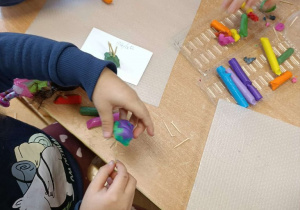 Zabawy z plasteliną rozwijające motorykę małą