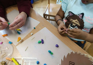 Zabawy z plasteliną z okazji Dnia Jeża