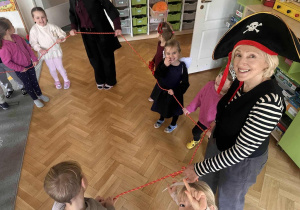 Zabawy ze sznurkiem w ramach obchodów Dnia Postaci z Bajek