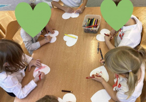 Zajęcia plastyczne - tworzenie biało - czerwonych serduszek