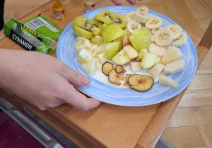 Zmysły - temat zajęć w grupie III. Poznawanie smaku, zapachu, kształtu wykorzystując wszystkie zmysły.