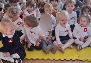 W oczekiwaniu na występ najstarszej grupy z okazji "Dnia Niepodległości"