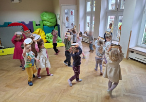 "Pada deszczyk" - zabawa muzyczno - ruchowa na rytmice