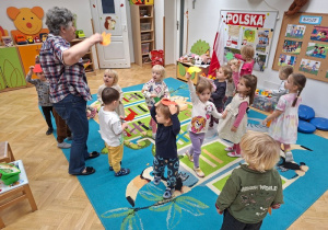 "Jesienne listki" - zabawa ruchowa