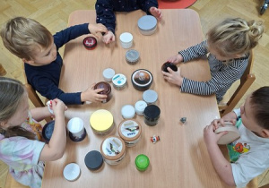 "Co jest w środku" - ćwiczenia motoryki małej