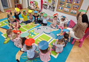 "Chowamy się przed deszczem" - zabawa ruchowa z parasolkami cz 1