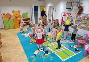 "Chowamy się przed deszczem" - zabawa ruchowa z parasolkami cz 2