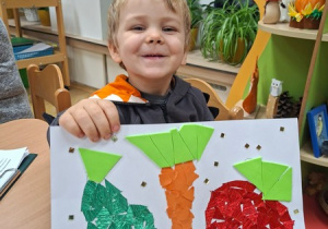 Henio prezentuje pracę na konkurs "Przedszkolaki jedzą zdrowo"