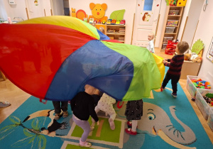 "Kto jest pod chustą?" - zabawy integracyjne