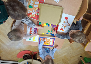 Zabawy matematyczne z kolorowymi kamykami