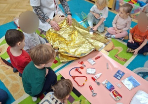 "Opiekujemy się rannym misiem" - zabawa badawcza