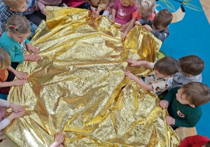 "Do czego służy srebrna strona koca termicznego?" - zabawy badawcze