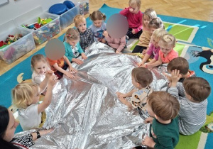"Do czego służy złota strona koca termicznego?" - zabawy badawcze