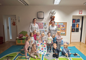 Sikorki dumnie prezentują swój plakat