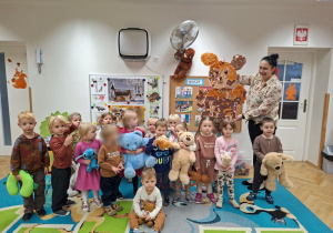 Dzień Brązowy - Dzień Pluszowego Misia, pozowanie z panią Karoliną