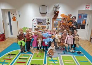 Dzień Brązowy - Dzień Pluszowego Misia, pozowanie z panią Asią