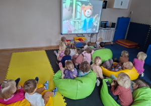 "Miś Uszatek" - poznanie tradycyjnej bajki z okazji Dnia Pluszowego Misia