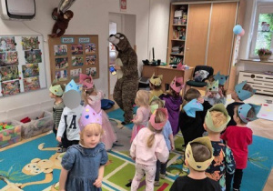 Wspólne pozowanie po występie najstarszej grupy