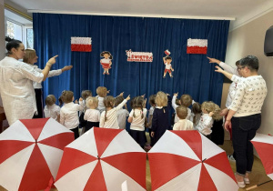 Sikorki wpatrzone w dekorację z okazji "Święta Niepodległości"