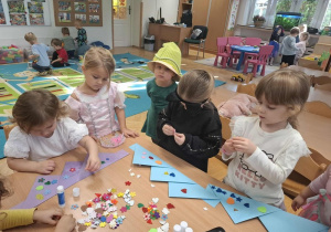 Tworzenie koron z okazji "Dnia Postaci z Bajek" cz 2