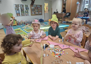 Tworzenie koron z okazji "Dnia Postaci z Bajek" cz 3