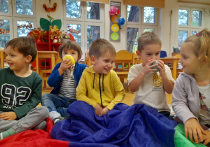 Po dwóch tygodniach poznawania naszych emocji i uczeniu się radzenia sobie z nimi musieliśmy pożegnać się z Misiem Piotrusiem. Otrzymaliśmy od niego Apteczkę Emocji pt. "Podaj rączkę", w której znajdziemy pomoce do radzenia sobie z naszymi emocjami.