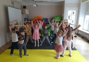 Nasze co tygodniowe treningi - tym razem ćwiczyliśmy z kijkami, aby dobrze rozciągnąć nasze ciała.