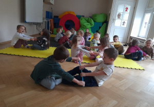 Po raz kolejne ćwiczyliśmy wspólnie, aby wyczuć swoje ciała i siłę kolegi, czyliśmy się współdziałania i dało nam to wiele wspólnej radości.