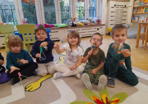 W chwilach wolnych muzykowaliśmy do utworu "Orzeszek", tworząc Sroczkową Orkiestrę - doskonaliliśmy umiejętność rytmicznego grania na różnych instrumentach.