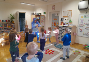 Dzień Postaci z Bajek i nasze wspólne zabawy taneczne z postaciami z bajek.