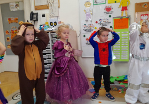 Z przejęciem wykonywaliśmy taneczne i sportowe zadania, które proponował nam Stich.