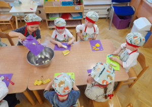 W Dzień Zdrowego Śniadania przygotowaliśmy wspólnie zdrową sałatkę owocową, smakując owoców, których wcześniej nie chcieliśmy próbać.