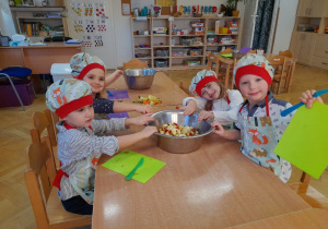 Ubraliśmy się w piękne fartuszki i czapeczki kucharskie, umyliśmy ręce, przygotowaliśmy sobie noże i deseczki i rozpoczęliśmy pracę.