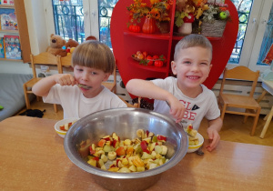 A później każdy z nas nałożył sobie tyle ile miał ochotę i zajadał z ogromnym apetytem witaminki na talerzu na II śniadanie.