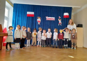 Pięknie ubrani wraz z całą społecznością przedszkolną wzięliśmy udział w akcji "Szkoła do Hymnu" śpiewając nasz piękny hymn narodowy. Obejrzeliśmy również piękny występ starszych kolegów z gr. Sójki